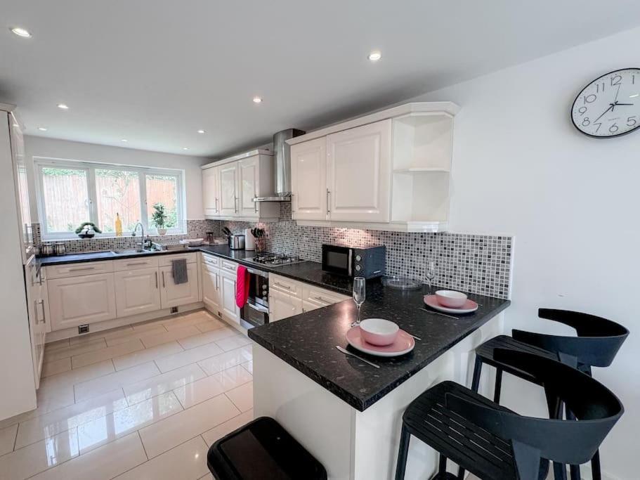 Huge House - Free Parking - 4 Bed 3 Bathroom - Leeds Leeds  Exterior photo